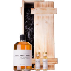 Grafschaft Mark Alte Haselnuss Schnaps Geschenkset | 1x 0,7 L & 2x 0,02 L | 40% Alkohol | edle Holzbox mit Haselnussbrand, Birnenbrand, Marillenbrand | Obstler im Holzfass gelagert | Schnaps Geschenk