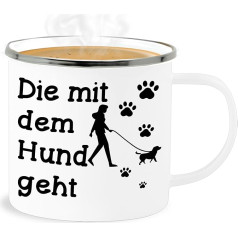 Shirtracer Emaille Becher Blechbecher - Statement - Die mit dem Hund geht I Geschenk Hundebesitzerin - 300 ml - Weiß Silber - statements hunde frohes neues jahr spruch new year den geht.