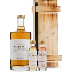 Grafschaft Mark Alter Apfel Obstbrand Geschenkset 1x 0,7 L & 2x 0,02 L, 40% vol. Alk., edle Holzbox mit Apfelbrand, Himbeerbrand und Quetschenbrand, Obstler im Holzfass gereift, Schnaps Geschenk