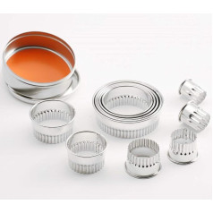 thermohauser Cookie Cutter Set (Stainless Steel) Round, Waved Edges, 11 Pieces, 2.0 - 8.5 cm, Packed in Tin Storage Tin