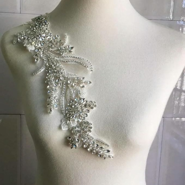 LIUBI Weiße Glaskristall-Verzierungen, paarweise, für Braut-/Hochzeitskleid-Accessoires, ausgefallene Strass-Applikationen für Kleidungsornamente