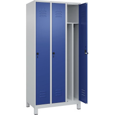 C + P Möbelsysteme C+P | Schwarz-Weiß-Spind Classic Plus | schmal | 3 Abteile | Trennwand verkürzt | lichtgrau/enzianblau | B 900 mm | mit Füßen | Drehriegel | Trennwand mittig