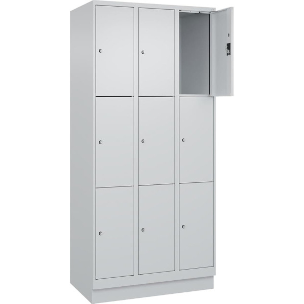kaiserkraft | 3er-Schließfachschrank Evolo Plus | 3 Abteile | lichtgrau | B 900 mm | 9 Fächer | mit Bodensockel | Zylinderschloss