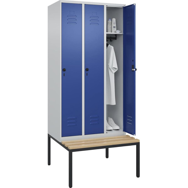 C + P Möbelsysteme C+P | Spind Classic Plus Sitzbank | 3 Abteile | lichtgrau/enzianblau | B 900 mm | Sicherheits-Drehriegel | untergebaut | Buche-Hartholz