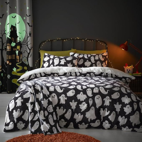 Bedlam - Halloween Cuddly Ghost Fleece Bed Linen - Double Bed (200 x 200 cm) - Reversible Design - Soft & Cuddly Teddy Fleece Bed Linen in White - Cute Ghost Bedding - Halloween Decoration